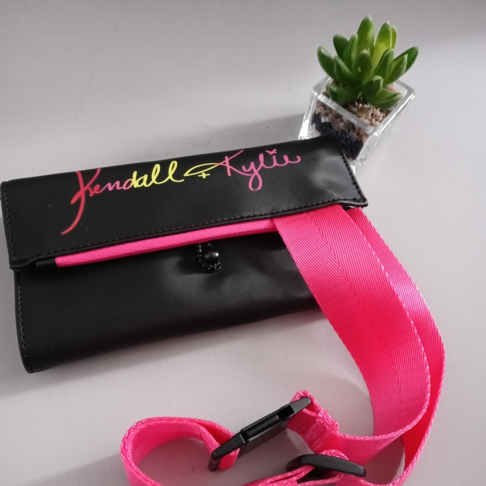 Kendall Jenner make-up Brush Wallet Color Pink And Black Holder waist belt new